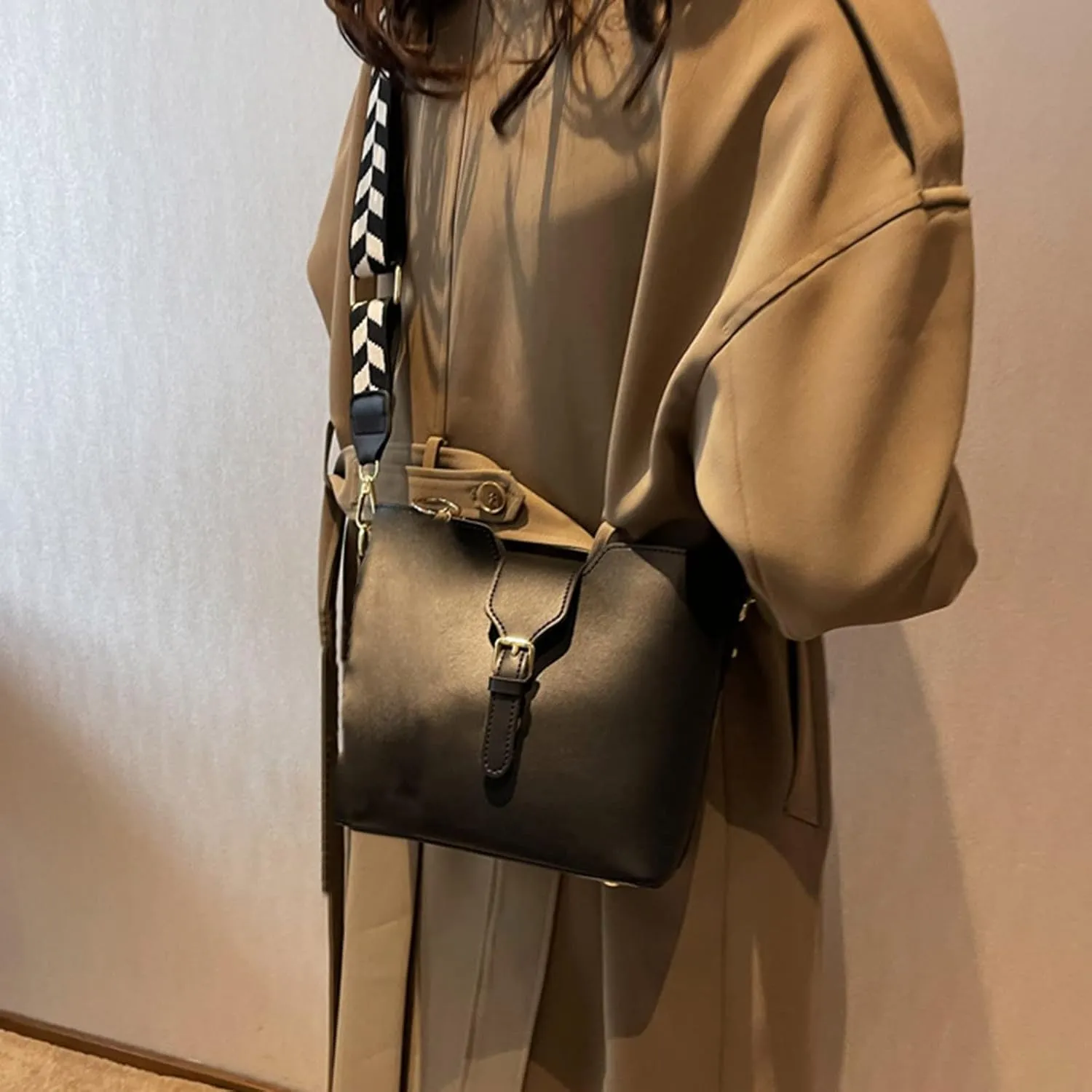 Crossbody Travel Bags for Women Women's Crescent Shoulder Bags with Adjustable Strap Cute Purse for Women Trendy(Black)